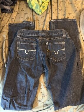 Women’s Dark Blue Denim Jeans - Classic Back Pocket Detail